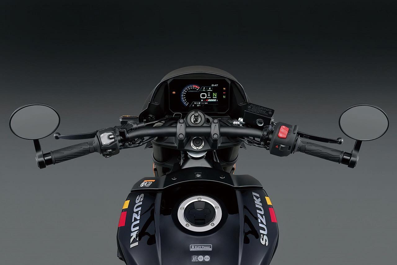 画像: ハンドルはワイドな、いわゆるスーパーバイクバー。トップブリッジともどもブラック仕上げとなっており、精悍な印象を与える。