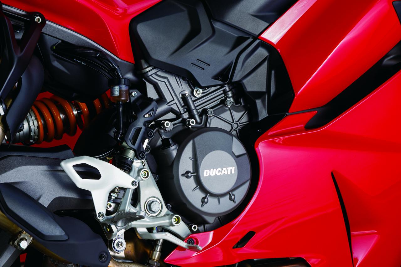 画像1: ドゥカティ初のミドルレンジ専用エンジンとして誕生した「V2」のエンジン。前パニガーレV2のスーパークワドロエンジンは、1299ベースのため200PSオーバーに対応。V2は120PS対応のため、各パーツを軽量&コンパクト化でき、前モデル比−9kgを実現した。