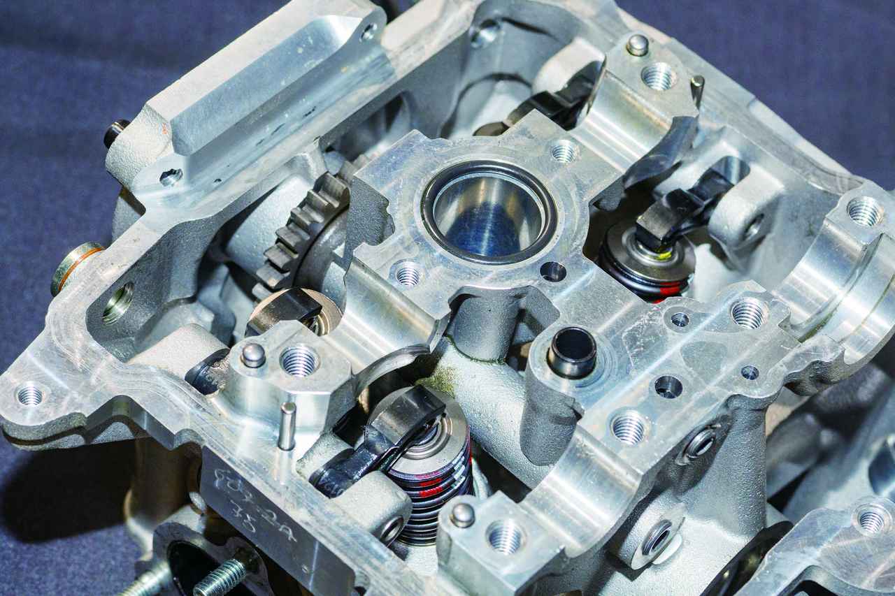 画像1: バルブ開閉機構は、デスモドローミックからスプリング式に変更。部品点数を減らし、ヘッドをコンパクト化。また、インテーク側には可変バルブタイミング(IVT)機構を採用。Vバンクを20度後方に傾け、エンジンを前方に搭載できるようにしている。