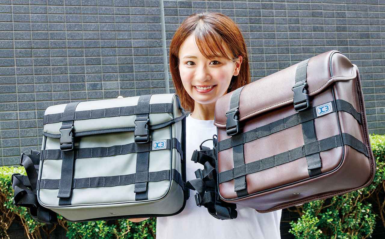 画像: 向かって左はアウトドアイメージの強いターポリン素材のWP02、右が高級感のあるPUレザー素材のWP03で、サイズは同じ。それぞれ2色が用意されている。