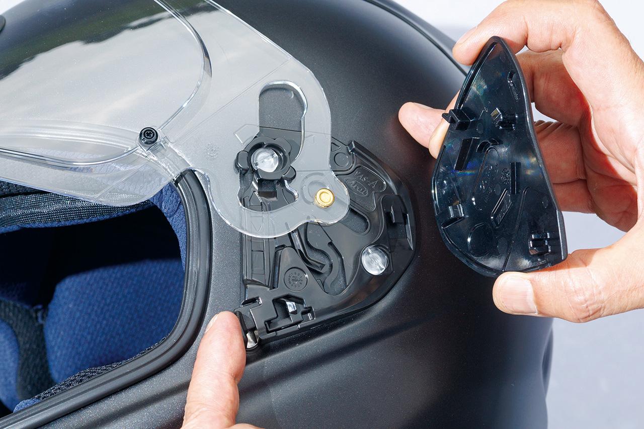 画像: レバーを押し込むだけで簡単に外せるシールドホルダーは専用設計。別売のTX-V2ホルダーとバイザーを着ければツアークロスVに変身させられることも特徴。