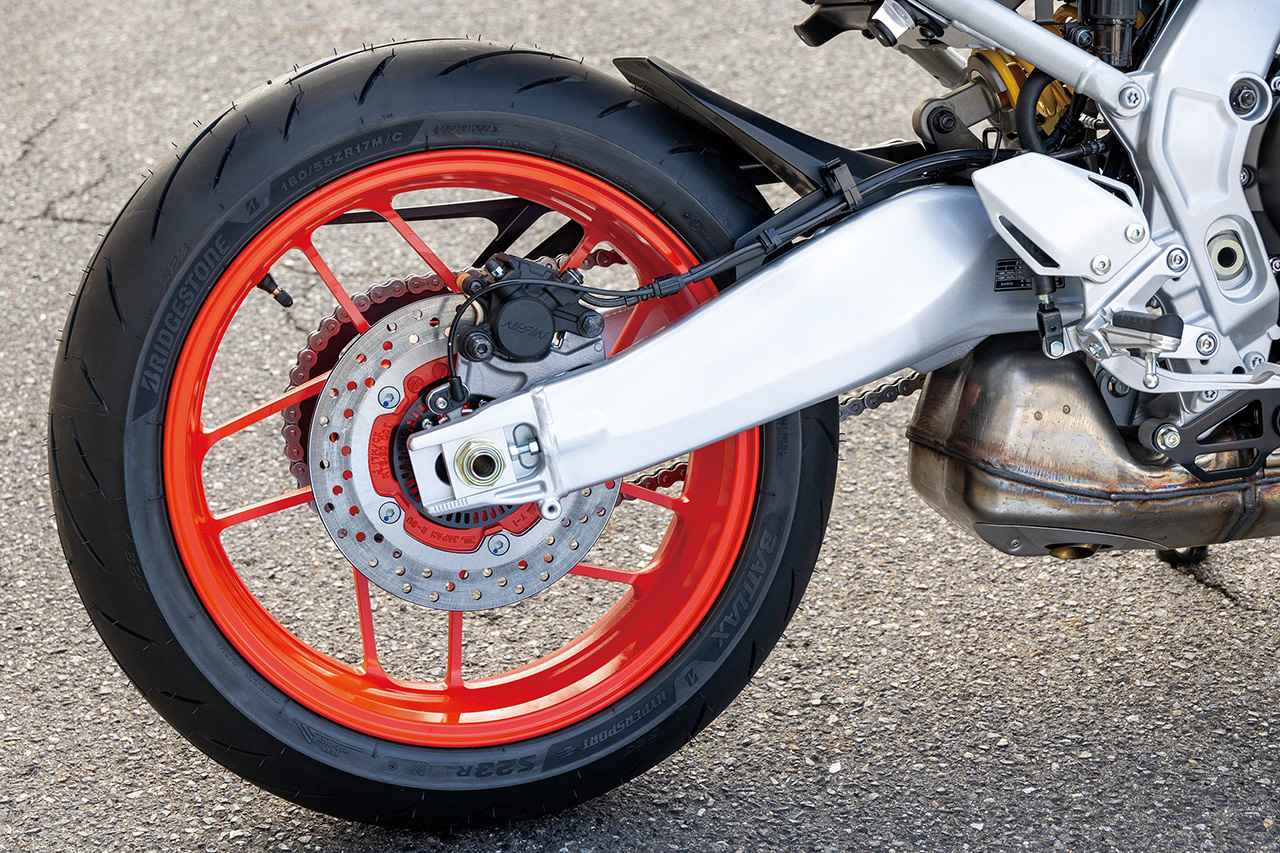画像: Φ245mmシングルディスクと1ピストンキャリパーを採用し、優れた制動力と高いコントロール性を実現。