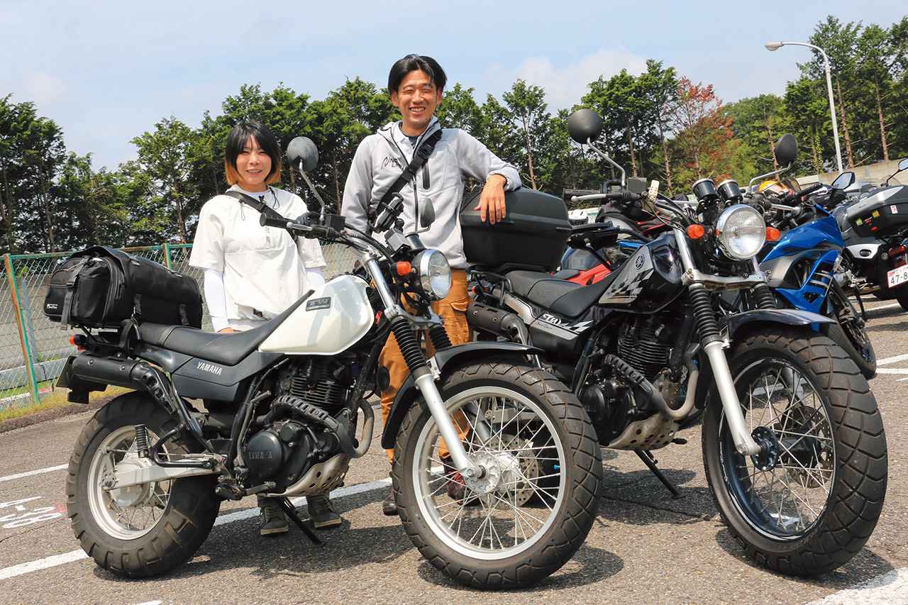 画像: YAMAHA TW225（2002年）／OWNER：りり（左） YAMAHA TW225（2007年）／OWNER：ヒロユキ（右） 多くの来場者の中で気になったお二人は、あえて純正をキープしたお揃いのTW225で参加。納車して1年ということだが、四国までツーリングに行ったり1万5000kmを走破。これからも大事に乗ってくださいね〜!!