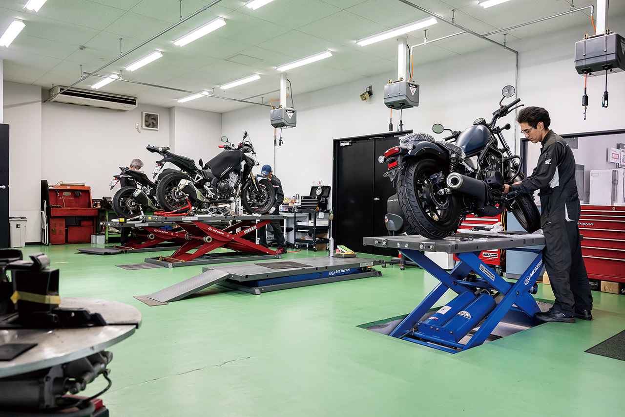 画像3: 整頓されたサービスピットではホンダのバイクを熟知したサービススタッフが車両整備を請け負います。店内にはピットに面した休憩スペースがあり、ガラス越しにピットの整備・点検作業を眺めることが可能です。