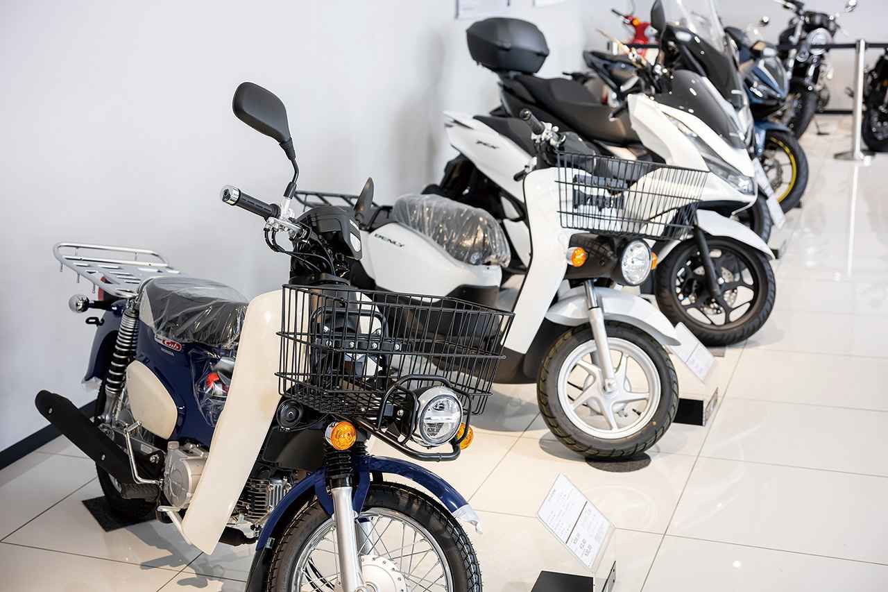 画像3: 明るく清潔感のある店内にはピカピカの新車がずらり! 並んでいるバイクを見ているだけでも、博物館に来た時のようなワクワクした気持ちになれます。