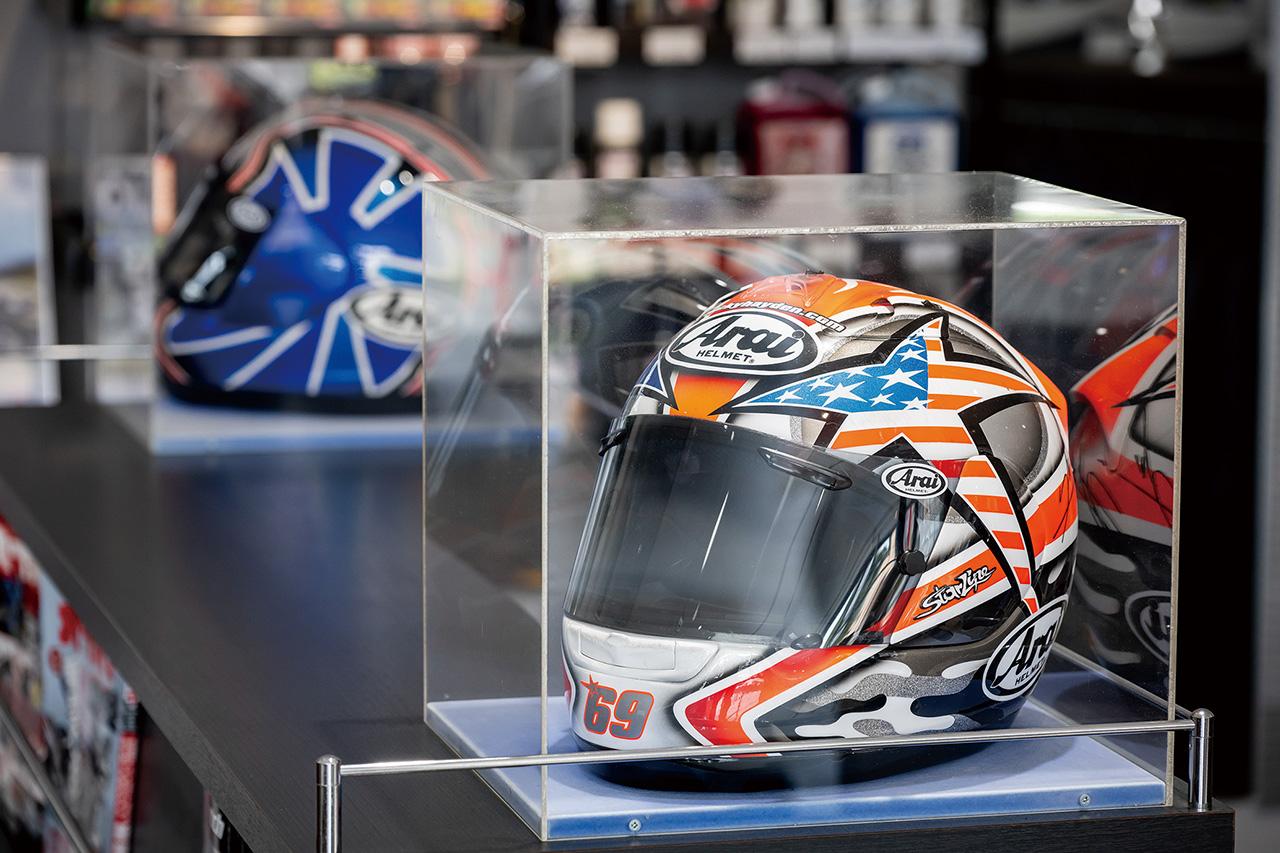 画像: さらに、元MotoGPライダーのD・ペドロサ、N・ヘイデンの希少な直筆サイン入りヘルメットも展示されています。