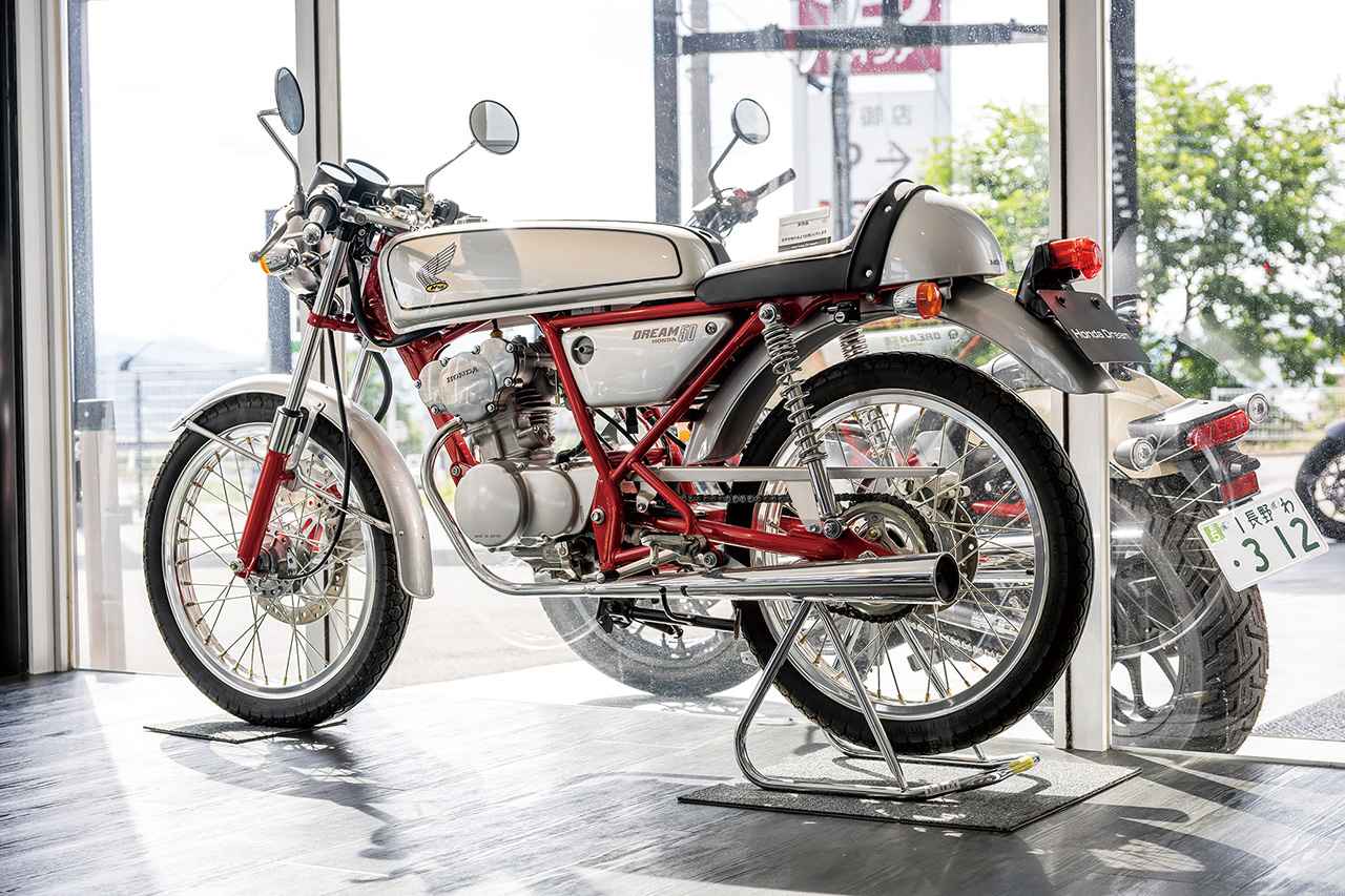 画像: 最新モデルに混じってピカピカのホンダ・ドリーム50も展示されていますが、こちちは残念ながら非売品。