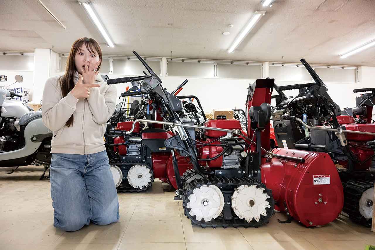 画像1: 東御市周辺の積雪量は少ないそうですが、ホンダパワープロダクツを扱う「ホンダナガノショップ」(長野市)が姉妹店ということもあり、4月~11月頃には預かり倉庫にホンダの赤い除雪機がズラリと並びます。そして冬季はバイクの預かりメンテナンスサービスを提供しています。