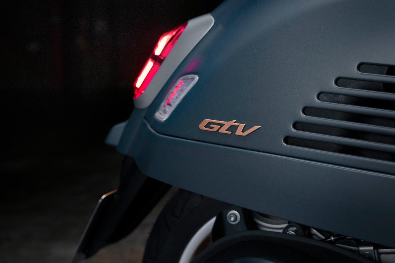 画像3: ゴールドに輝くメタルパーツに注目！ベスパ「GTV300」「スプリント150」に特別仕様車“オフィチナオット”が追加
