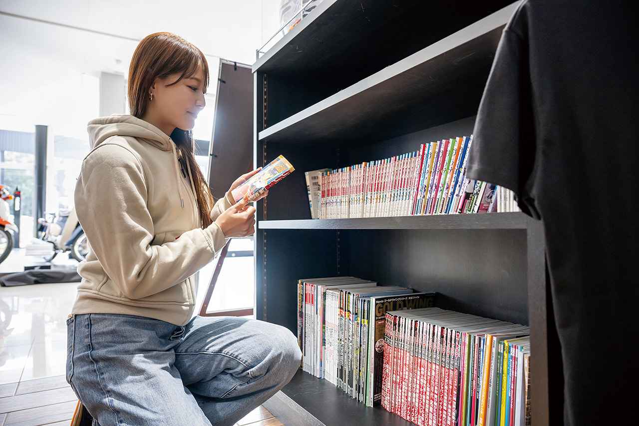 画像: 車両の点検作業などを待つ間も休憩スペースでゆったり過ごせる店内には、自由に手に取ることができるバイク雑誌やコミックを用意。つい熟読してしまいそう……⁉