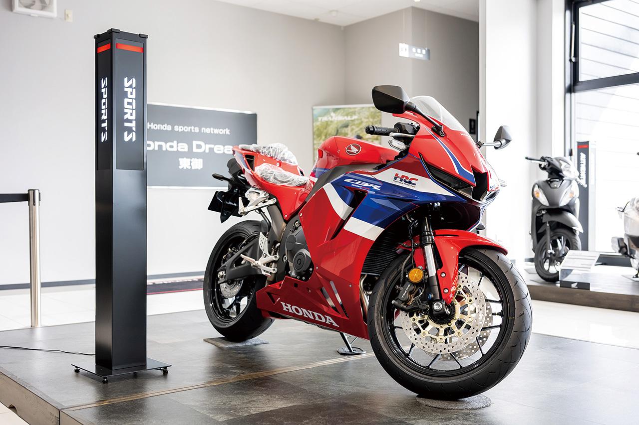 画像1: 明るく清潔感のある店内にはピカピカの新車がずらり! 並んでいるバイクを見ているだけでも、博物館に来た時のようなワクワクした気持ちになれます。