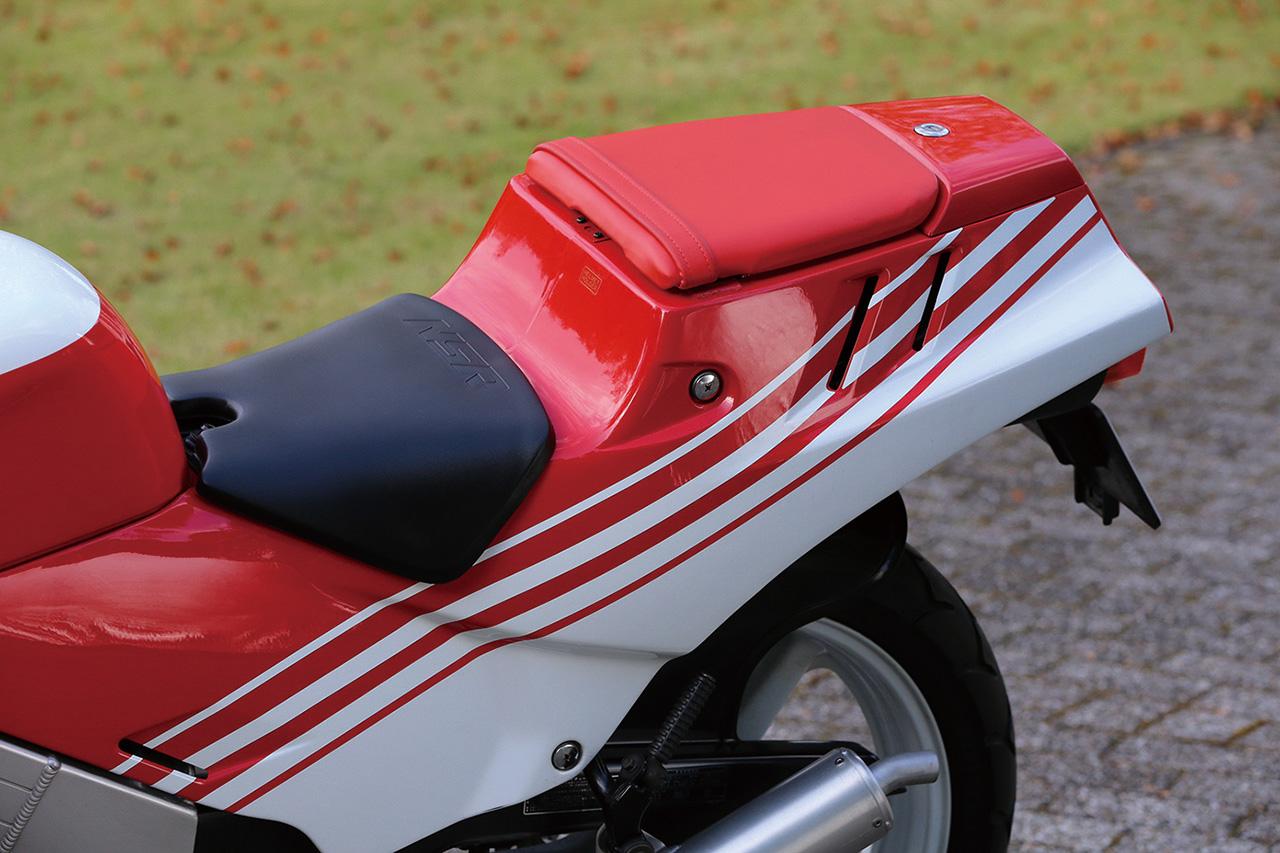 画像: ワークスのNSRにそっくりなデザインのテールカウル。レーシングライクな薄手のシートは意外にクッション性が良かった。タンデムシートは着脱式で、下には小物入れスペースが確保されていた。