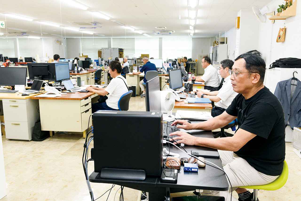 画像: 「会社の役割として社長をやってるだけで、ただのおじさんですから」と笑う織田社長。就任当初から社長室は作らず、同じフロアで社員達と机を並べて仕事しています。