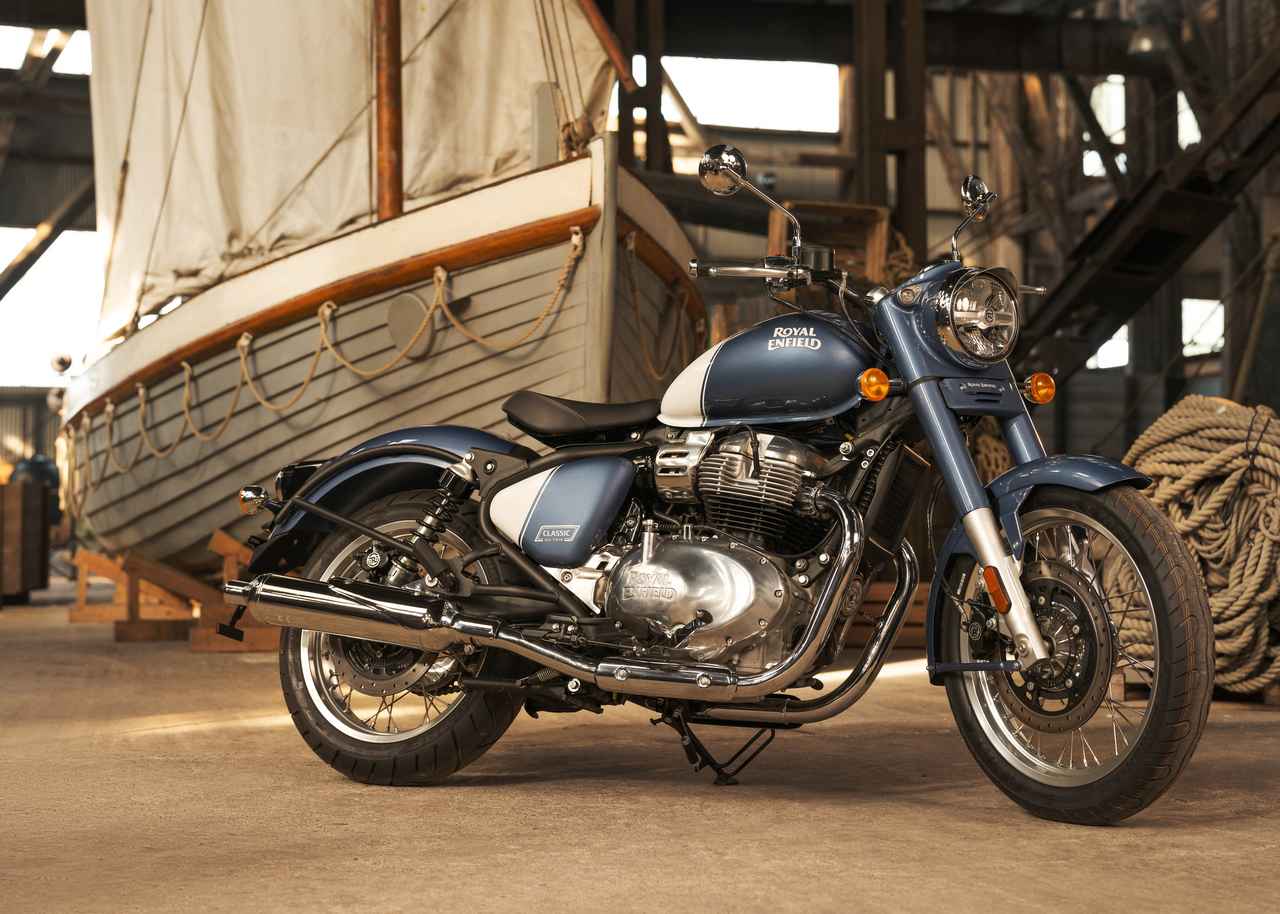 画像: ROYAL ENFIELD New CLASSIC 650 総排気量：647.95cc エンジン形式：空冷4ストSOHC4バルブ並列2気筒 シート高：800mm 車両重量：243kg（燃料90％搭載時） 発売：2025年9月1日（受注開始） 価格：94万9300円～99万8800円