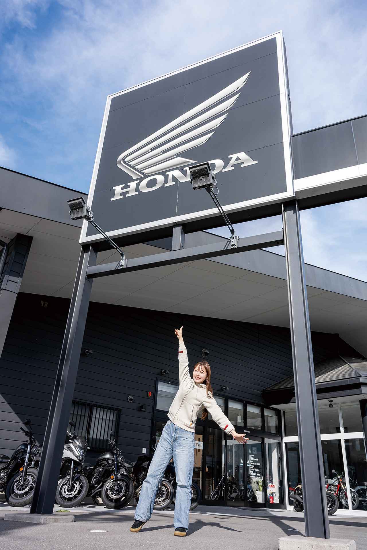 画像: 上信越自動車道・東部湯の丸ICからバイクで約2分。インターを出てすぐ正面に見えるように設置されている巨大なウイングマーク看板が目印です。