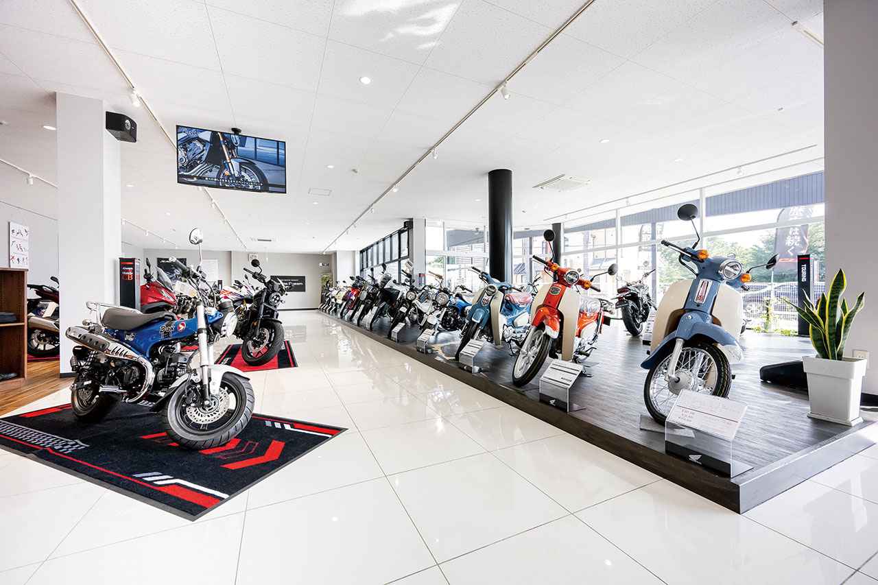 画像2: 明るく清潔感のある店内にはピカピカの新車がずらり! 並んでいるバイクを見ているだけでも、博物館に来た時のようなワクワクした気持ちになれます。
