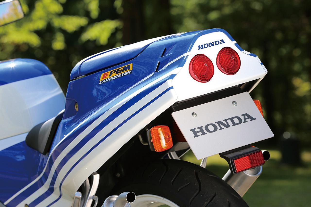 画像: 全体にコンパクト化が図られると同時に新デザインのテールカウル。NSR250Rのアイデンティティのひとつである丸型2灯テールランプも、この1988年型から採用された。