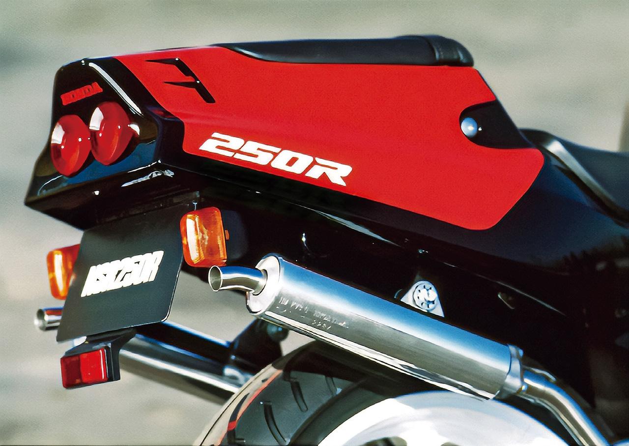 画像: 丸型二灯のテール/ストップランプやシートカウル後部の形状はMC18前期型と同じ。シートカウルと並列させた細身のサイレンサーは前モデルから全長を20mm短縮したことでスッキリとした見た目に。