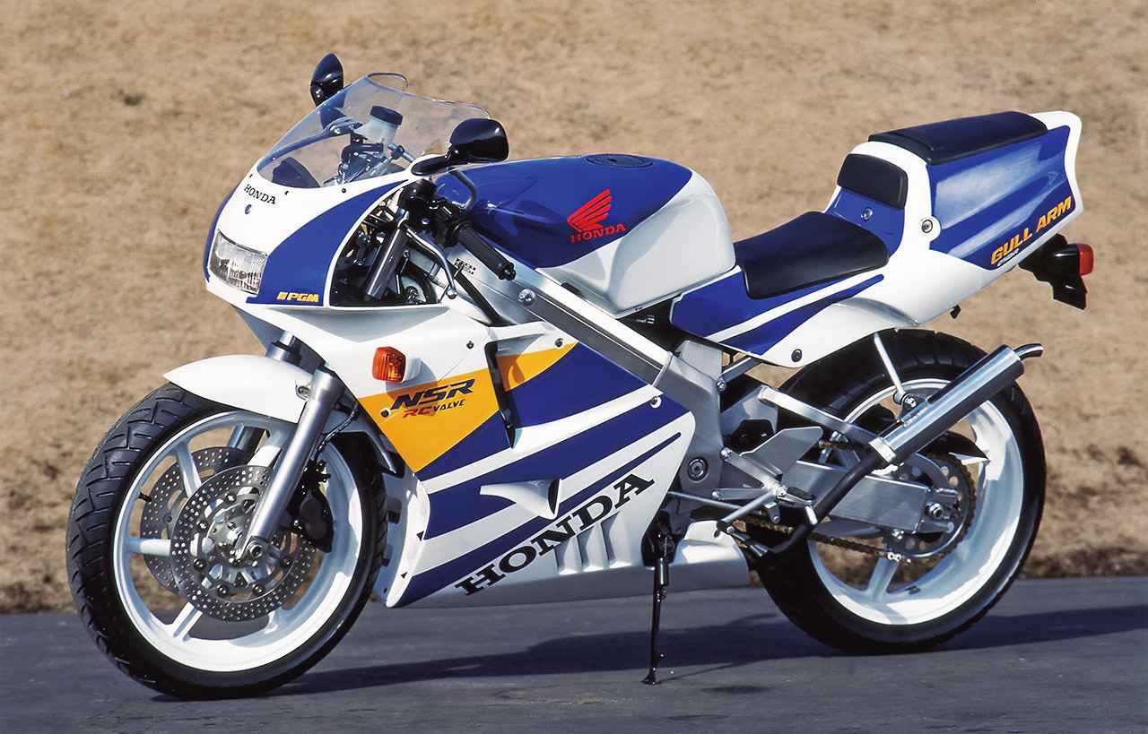 画像: Honda NSR250R（MC21） 1990年 総排気量：249cc エンジン形式：水冷2スト・クランクケースリードバルブV型2気筒 総排気量 249㏄ シート高：770mm 車両重量：151kg 当時価格：60万9000円