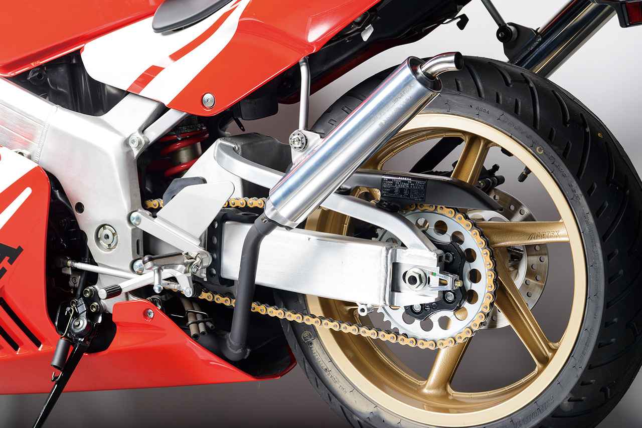 画像: 1988年に登場したSPモデルに量産車初採用となったマグテックホイール。ノーマルに比べて前後で約1.5kgも軽量化された。