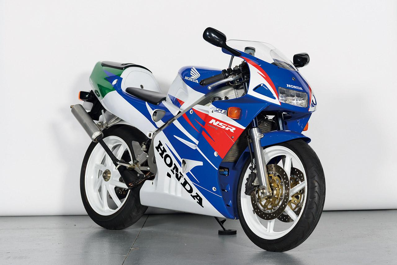 画像: Honda NSR250R SE(MC28) 1993年 総排気量:249cc エンジン形式:水冷2スト・クランクケースリードバルブV型2気筒 総排気量 249㏄ シート高:770mm 車両重量:157kg 販売当時価格:72万円