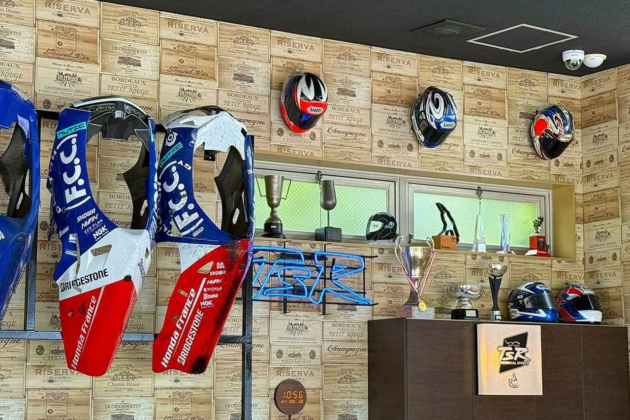 画像: 貴重なトロフィーのほか、歴代マシンのカウルや歴代TSRライダーのヘルメットなども展示。