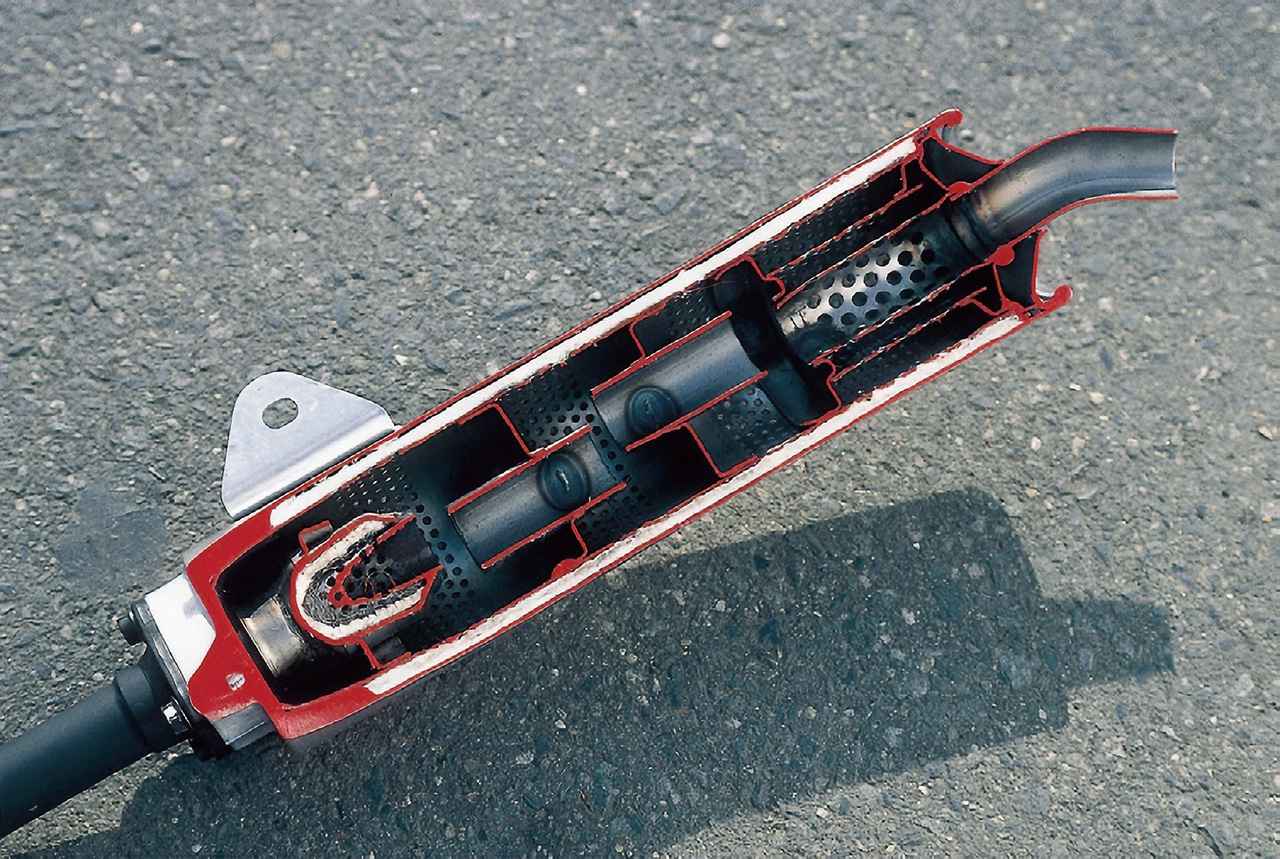 画像: サイレンサーの内部を見せたカットモデルで、隔壁によって3室構造とするのはMC21のサイレンサーと同じだが、サイレンサー本体を大型化することで容量を増大、ここでも排気音を低減していた。