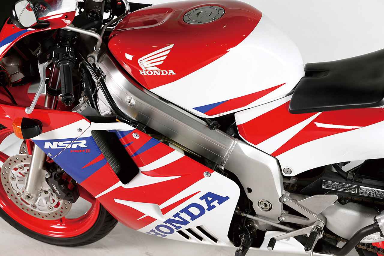 画像: 上下高を高く設定したMC21型壌りの「目」の字構造の異形五角断面アルミツインチューブフレームは、プロアームの採用に合わせて各部の剛性バランスを最適化。