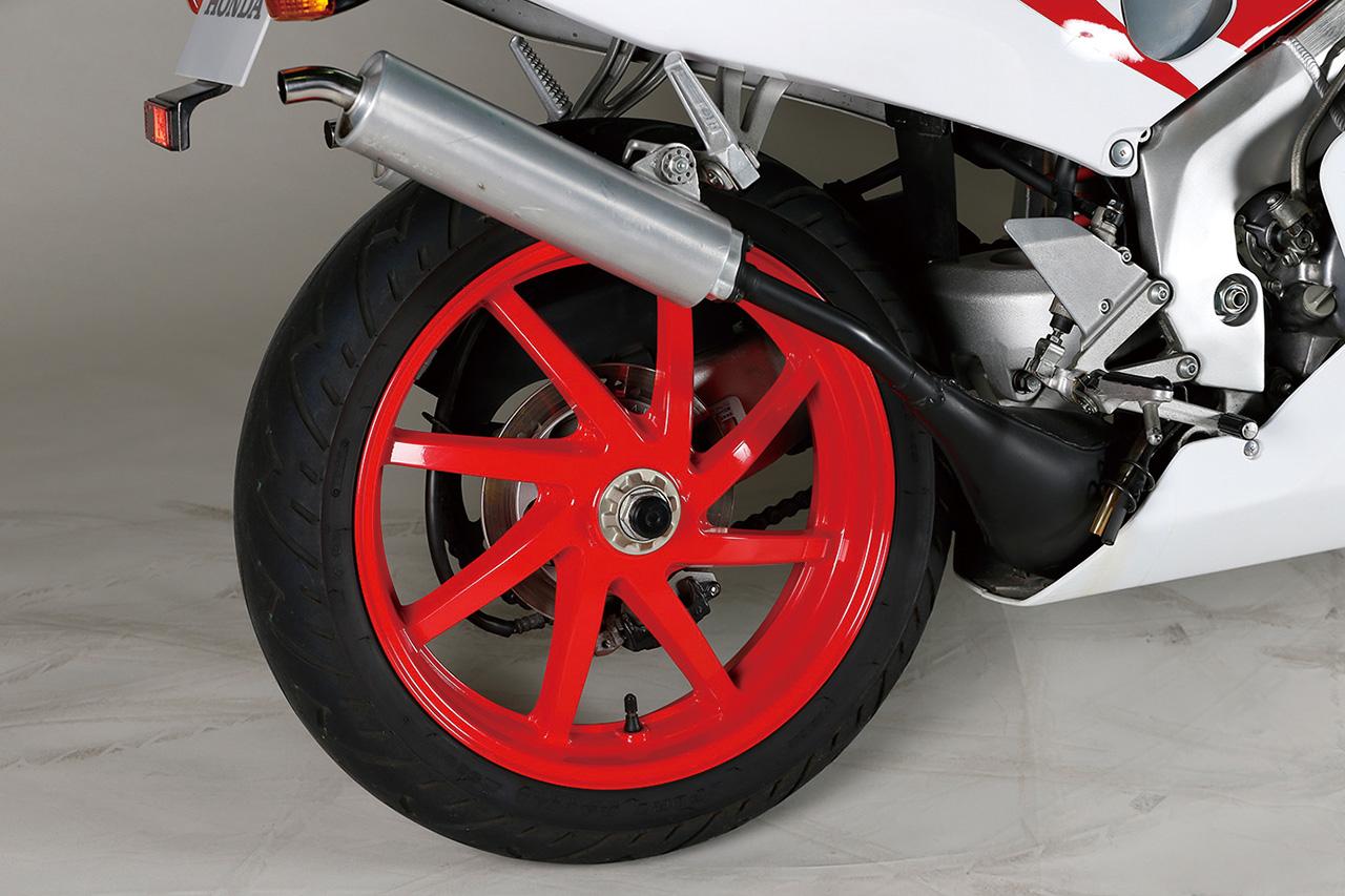 画像: チェーンラインの関係から、ワークスNSR250や市販レーサーRS250Rとは逆の左支持式プロアームを採用。高剛性化、急制動時の安定性向上、チャンバー設計の自由度、ホイール着脱の簡便化といったメリットがあった。