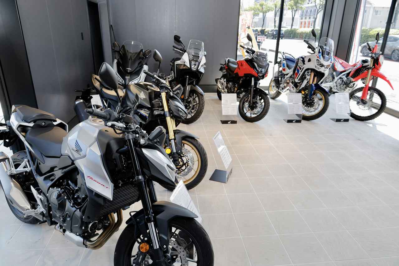 画像: 店舗にはホンダの最新車両がところ狭しと並び、ライディングウエアなども充実した店内。9月1日からは秋の乗り換えキャンペーンも開催します。 www.honda.co.jp
