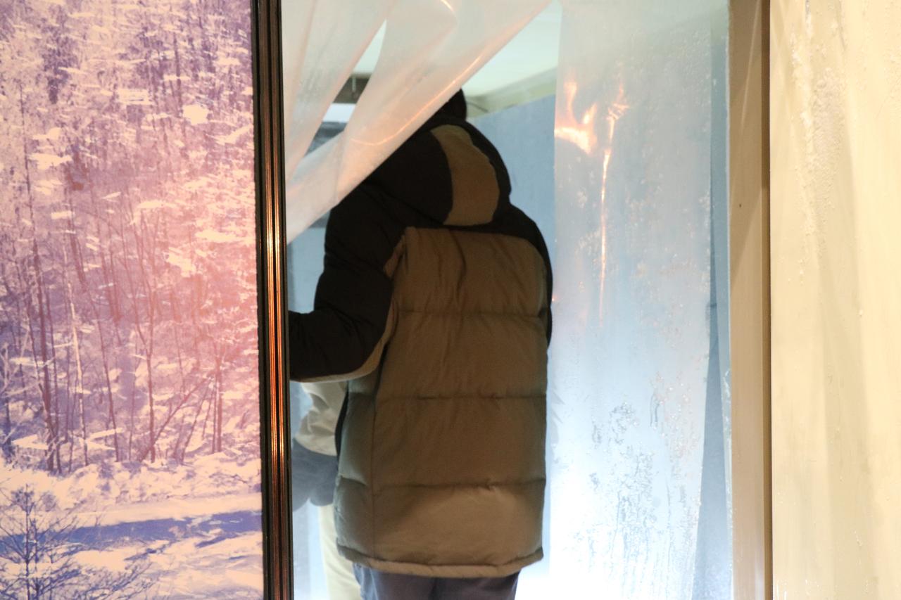 画像2: 気象変動没入体験ゾーンにある「極寒ブース」。扉の中にはなんと-25℃の世界が!