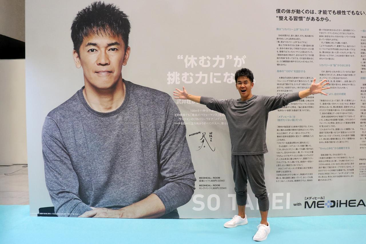 画像2: トークセッション後、ご本人のパネルにサイン! 添えられている言葉は「百獣の王」ではなく、「回復の王」と特別バージョンです。