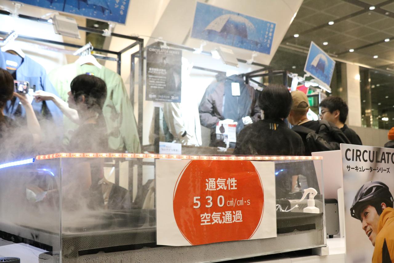 画像1: そのほか、通気性や断熱性、防水性能などをわかりやすく体験できるコーナーがずらり。