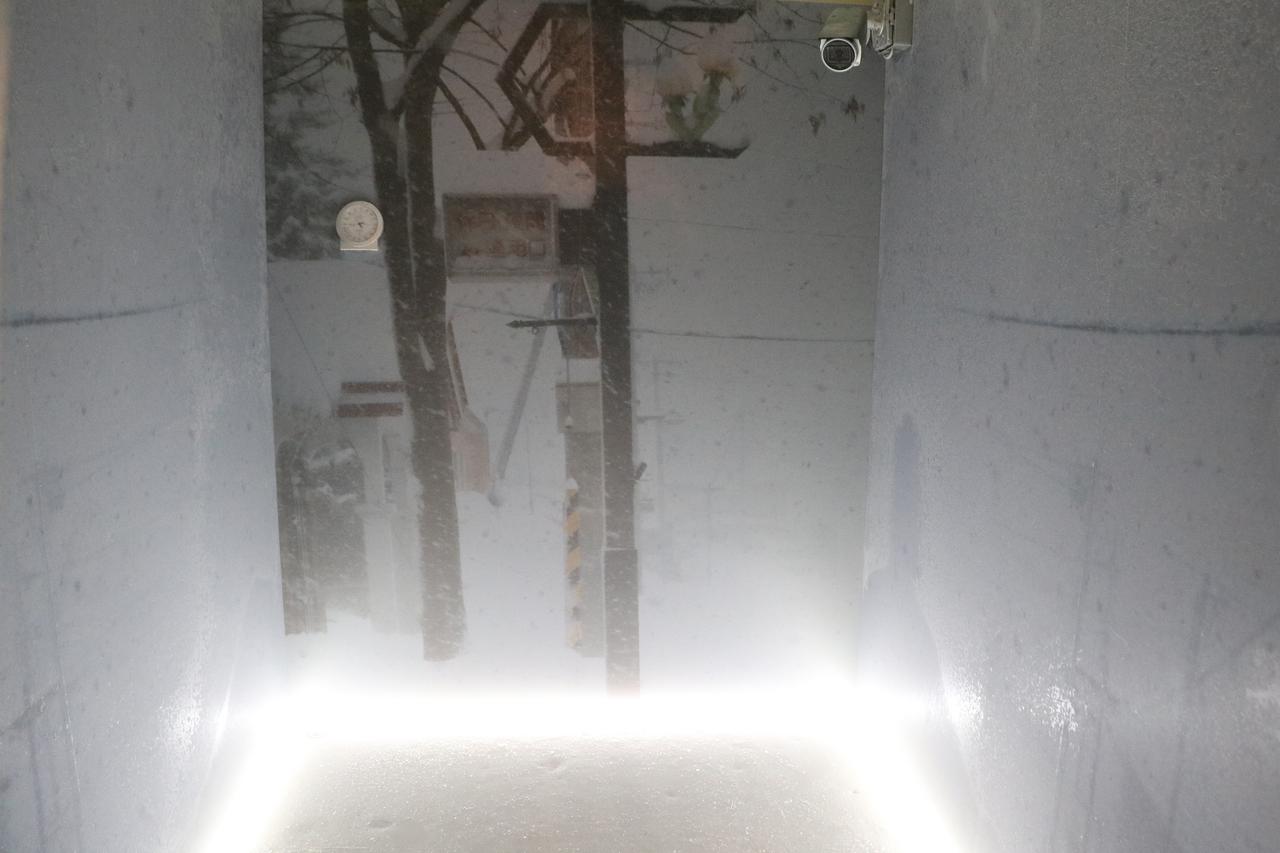 画像3: 気象変動没入体験ゾーンにある「極寒ブース」。扉の中にはなんと-25℃の世界が!