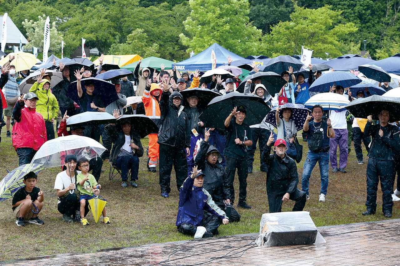 画像: 雨で早めに切り上げるライダーが多いかと思いきや、イベント終盤の大抽選会とじゃんけん大会まで数多くのライダーが残っていた。
