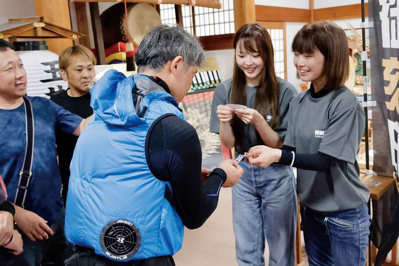 画像: イベントの最後にはゲスト2人の御刻印ステッカーを配布。マニアならこちらも集めたいところ。