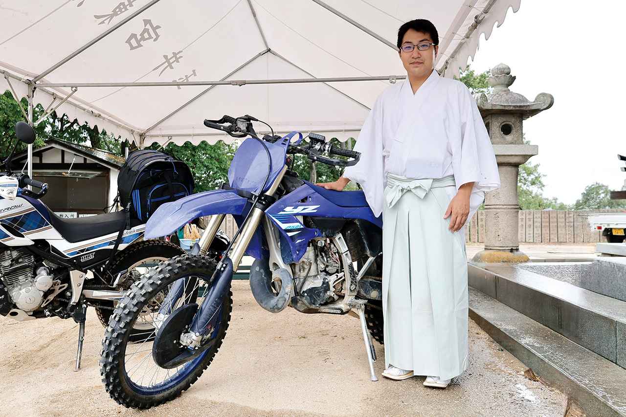 画像: 佐々木禰宜はオフロード大好き。愛車はYZ250X、CRF125Fとモトクロッサーに囲まれている本格派のライダーなのです。