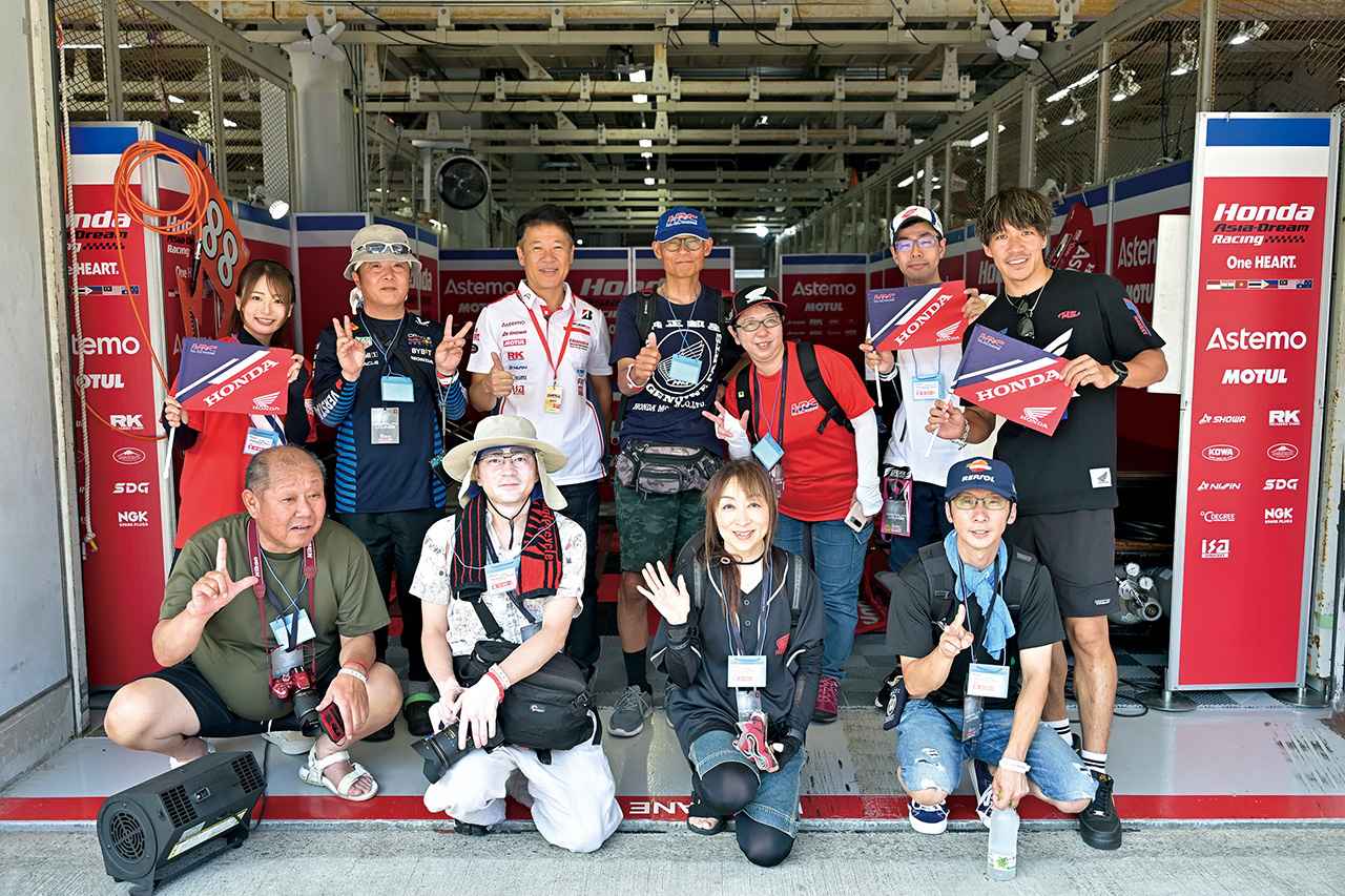 画像: ピットツアーの途中で、ピット前記念撮影。パドックツアーは少人数グループで、この回の案内役を務めたのは長嶋哲太選手。