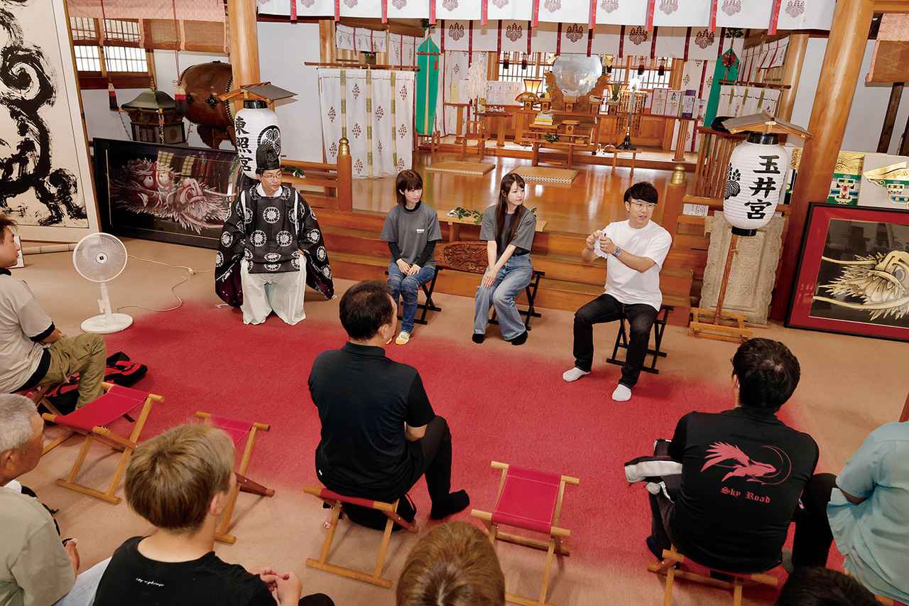画像: 神社ソムリエ・佐々木優太、佐々木禰宜による、神社について分かりやすくて人に教えたくなる話の後は、ゲストのよりぴ、にゃんばちゃんの4名によるトークショーも開催されました。