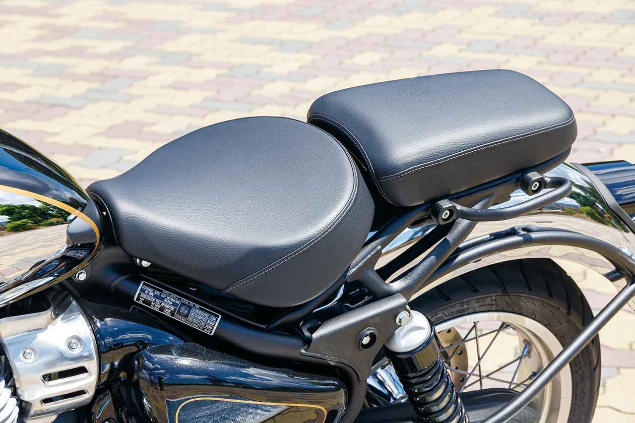画像: ライダー&パッセンジャーともにコストのかかった上質なシート。肉厚があり、座り心地がよく、長時間の走行でもお尻が痛くなりにくい。