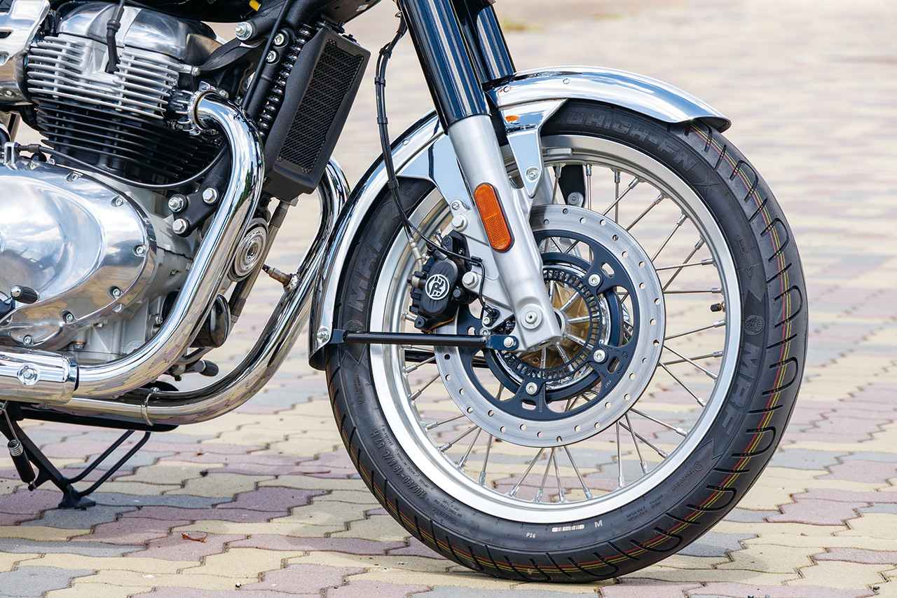 画像: ブレーキのタッチは優しく、それでいて握り込むと効力を高める味付け。タイヤはMRF製。日本ではあまり馴染みがないものの、路面追従性は高かった。