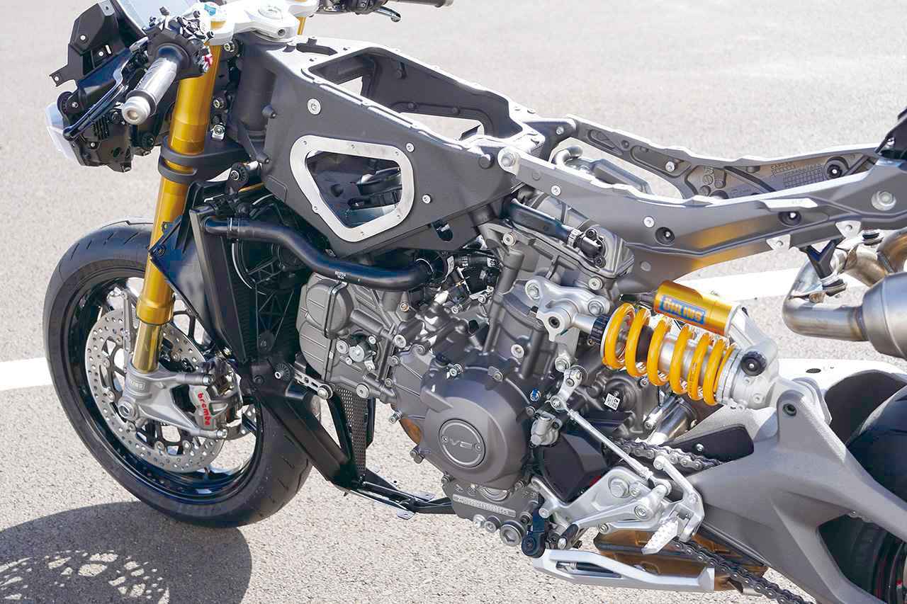 画像: アルミモノコックフレームは新設計。リアショックは車体左側にオフセットマウントされる。上級モデルのSにはオーリンズ製の前後サスペンションを装着する。
