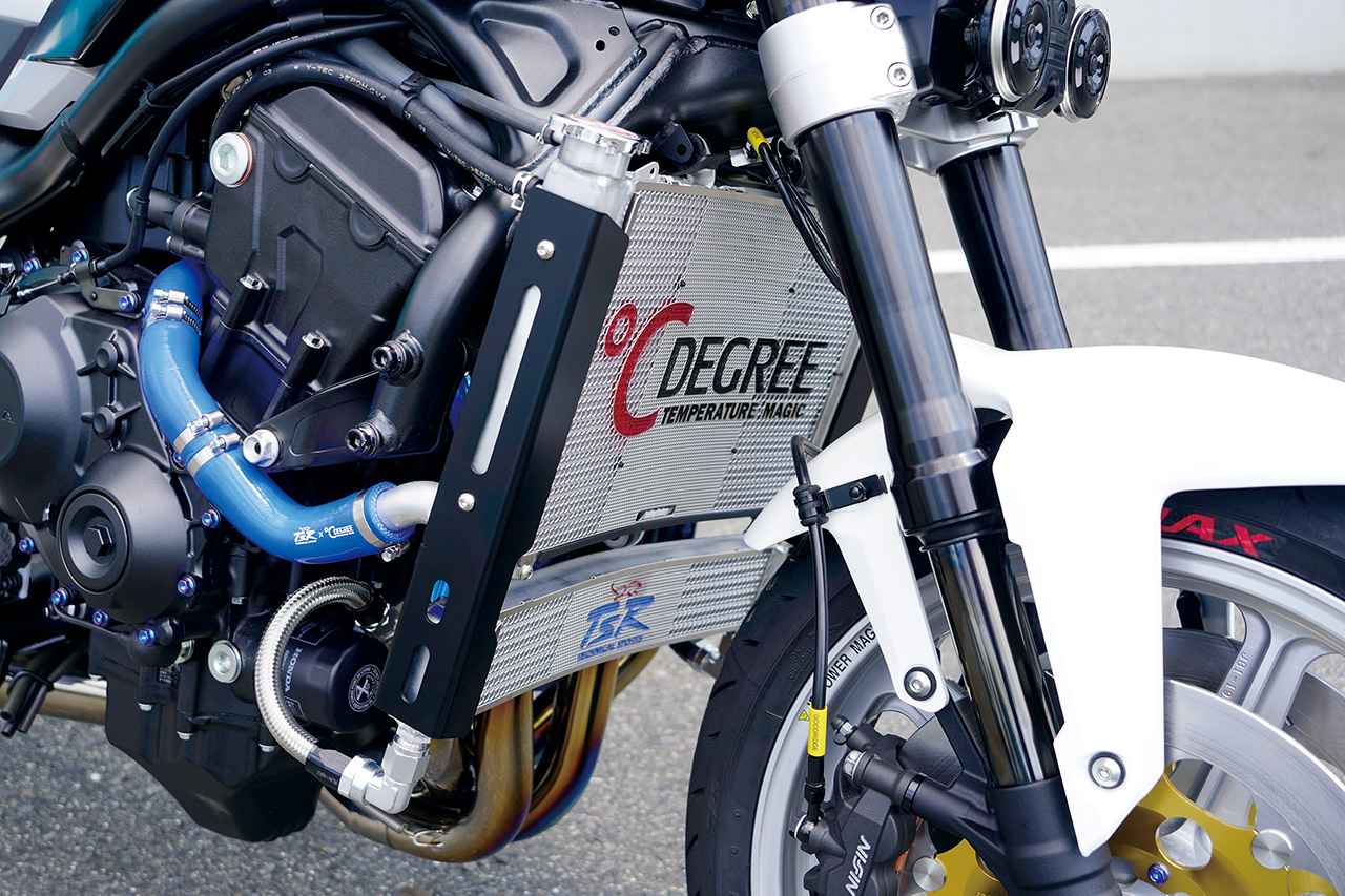 画像: ブルーのホースが映えるラジエター&オイルクーラーはTSR×DEGREE製。