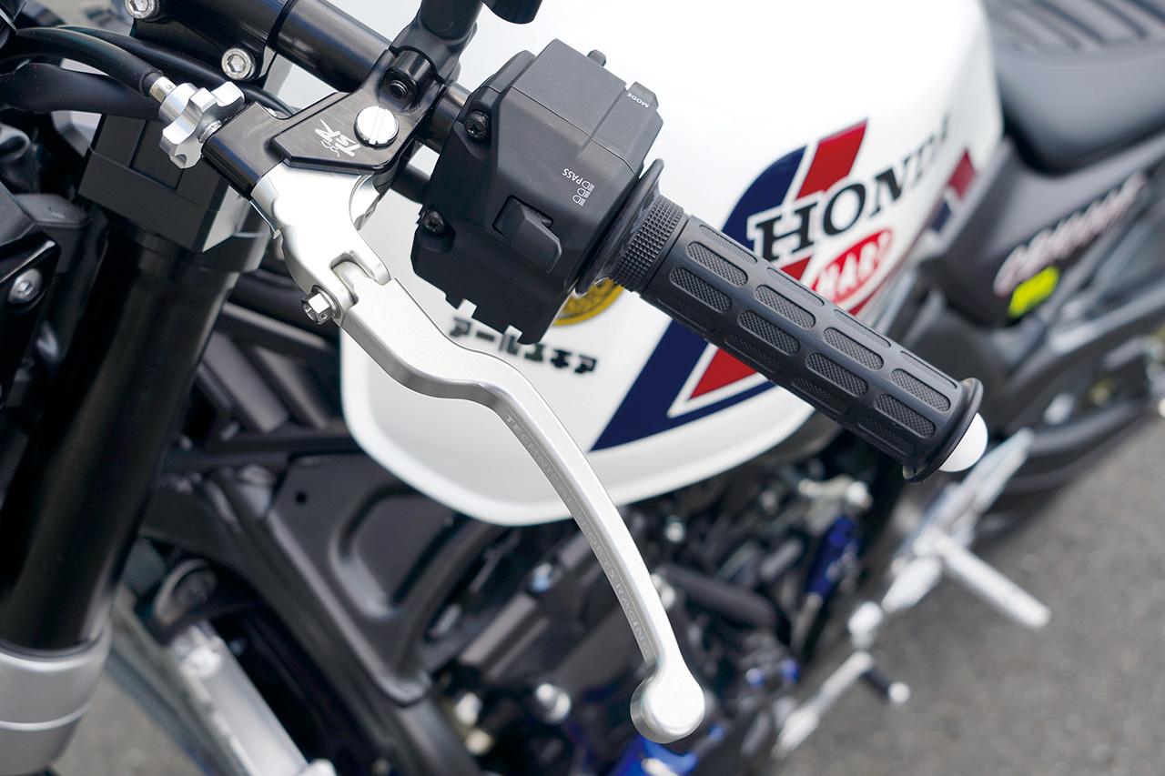 画像2: CB1000Fコンセプトの5インチカラーTFTメーターを、クラシカルなスタイルに変身させる砲弾型のメーターケース。セパレート化されたハンドルはTSR製で、トップブリッジ、ハンドルともにアルミの削り出し。