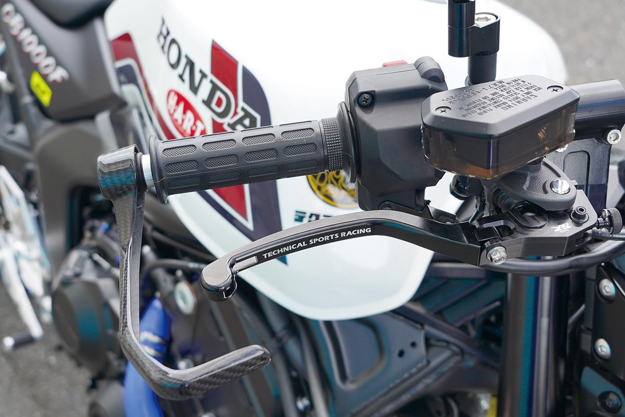 画像3: CB1000Fコンセプトの5インチカラーTFTメーターを、クラシカルなスタイルに変身させる砲弾型のメーターケース。セパレート化されたハンドルはTSR製で、トップブリッジ、ハンドルともにアルミの削り出し。
