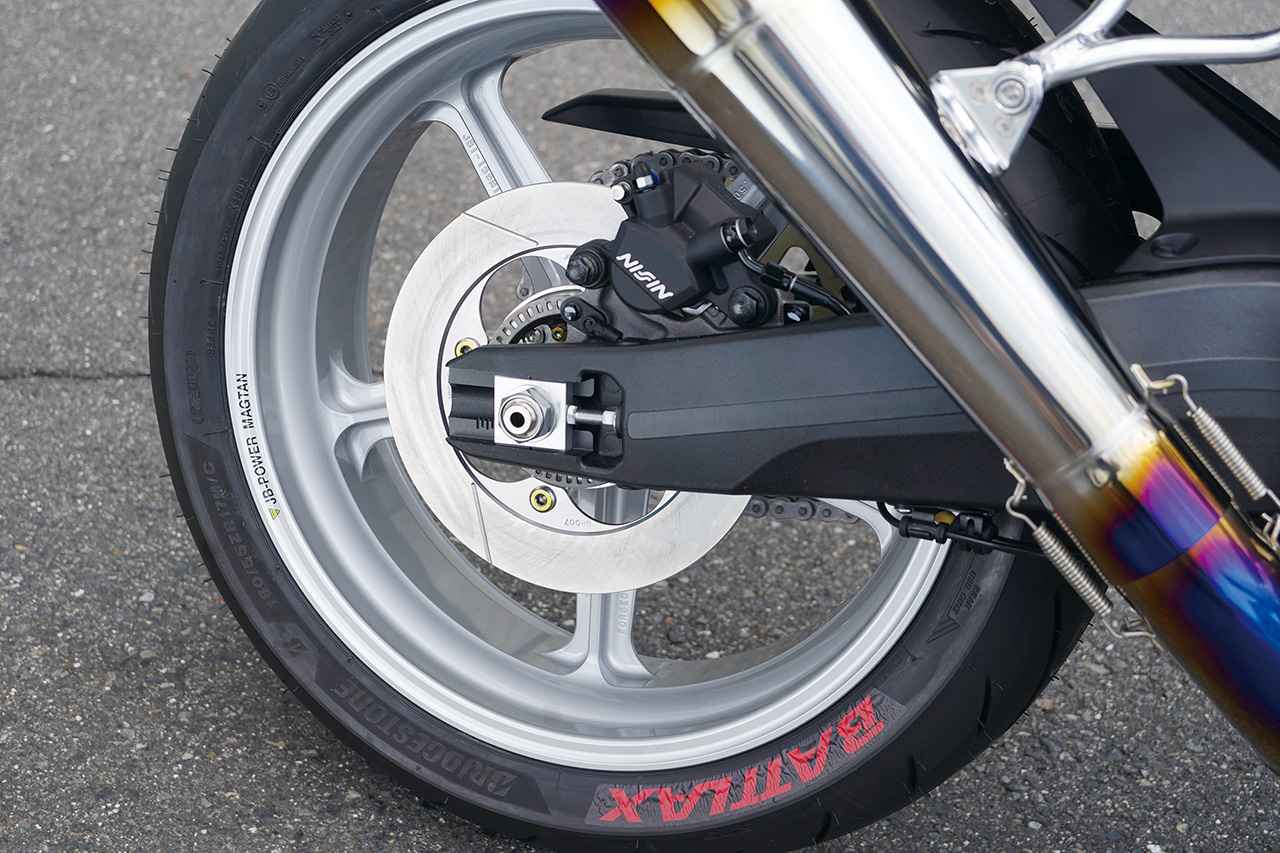 画像: これはTSRの専売になる予定。前後ディスクブレーキはサンスター製のスリット入りを装着。