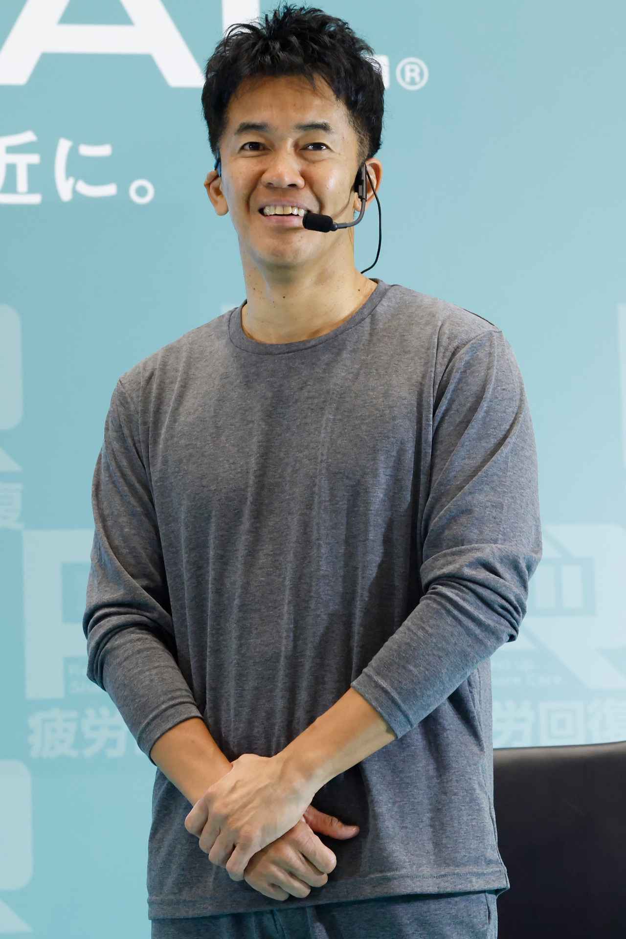 画像2: スタッフさんイチオシは、アンバサダーの武井壮さんが着用している「メディヒール ルーム パイルクルーネック」(税込1900円)。この薄手でしなやかな素材をリカバリーウエアの機能を維持した上で再現するのは、かなり難しかったのだとか。