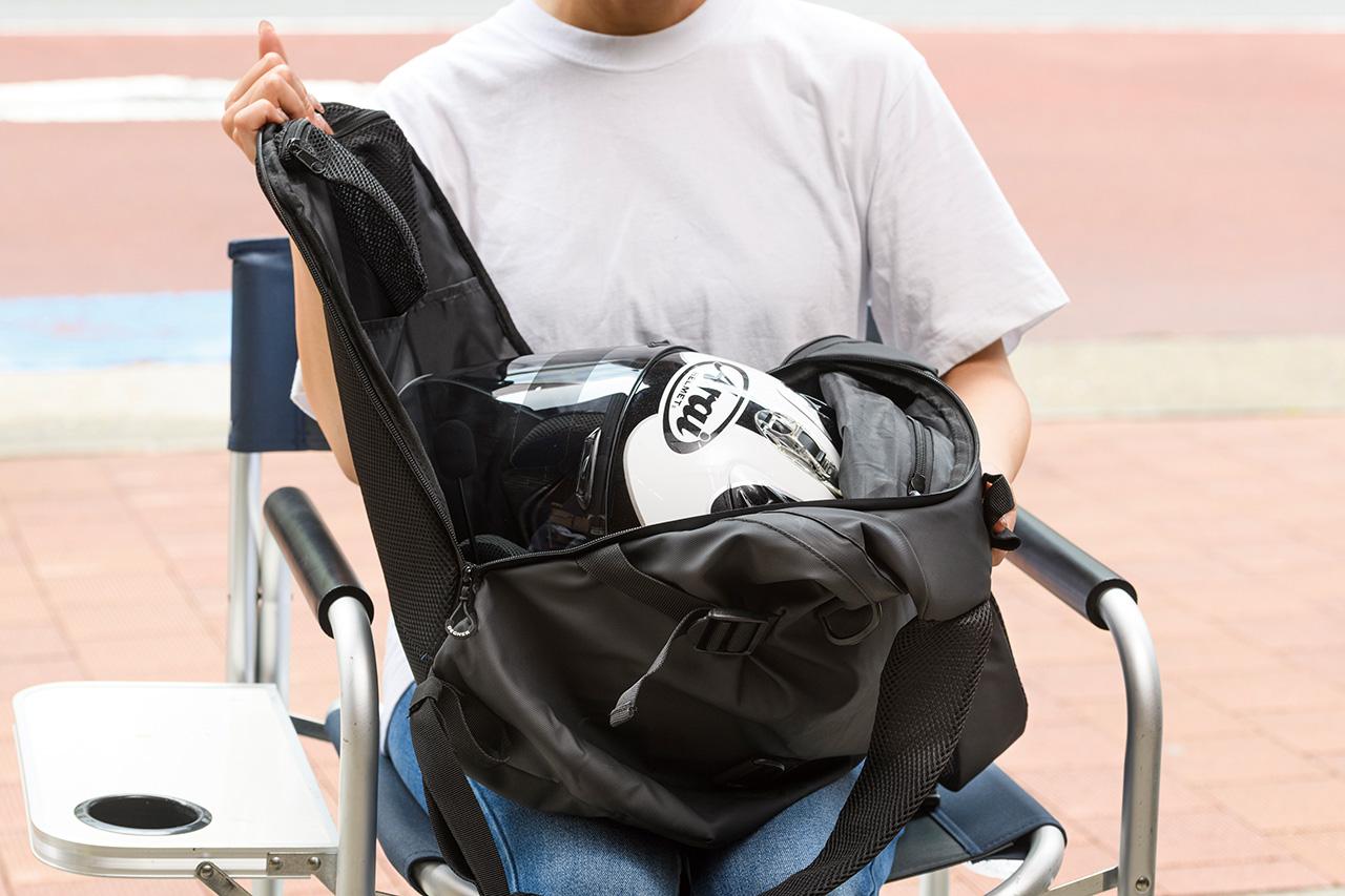 画像: 大きく開くファスナーでヘルメットの出し入れが容易。インカム付きやバイザー付きのヘルメットも収まる。