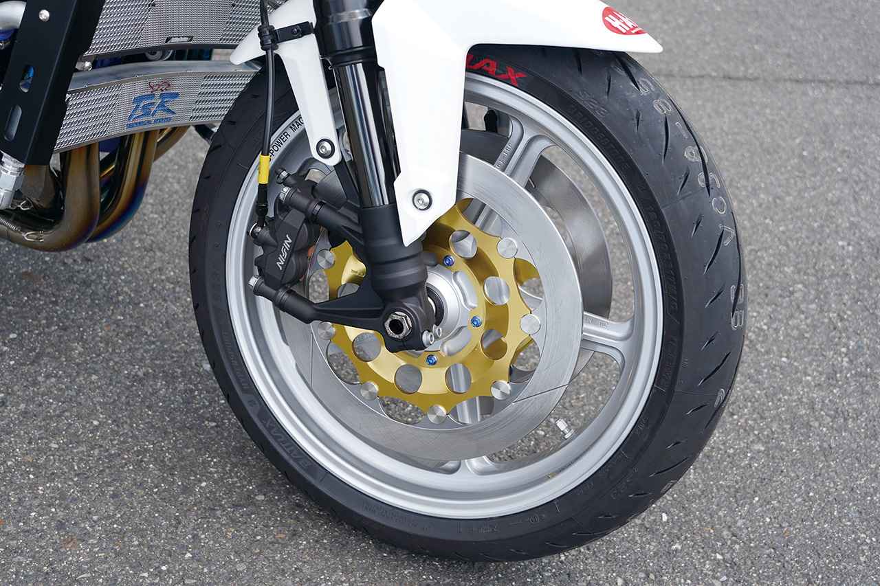 画像: 足元を引き締めるシルバー仕上げの前後ホイールはビトーR&Dの「マグ鍛」。