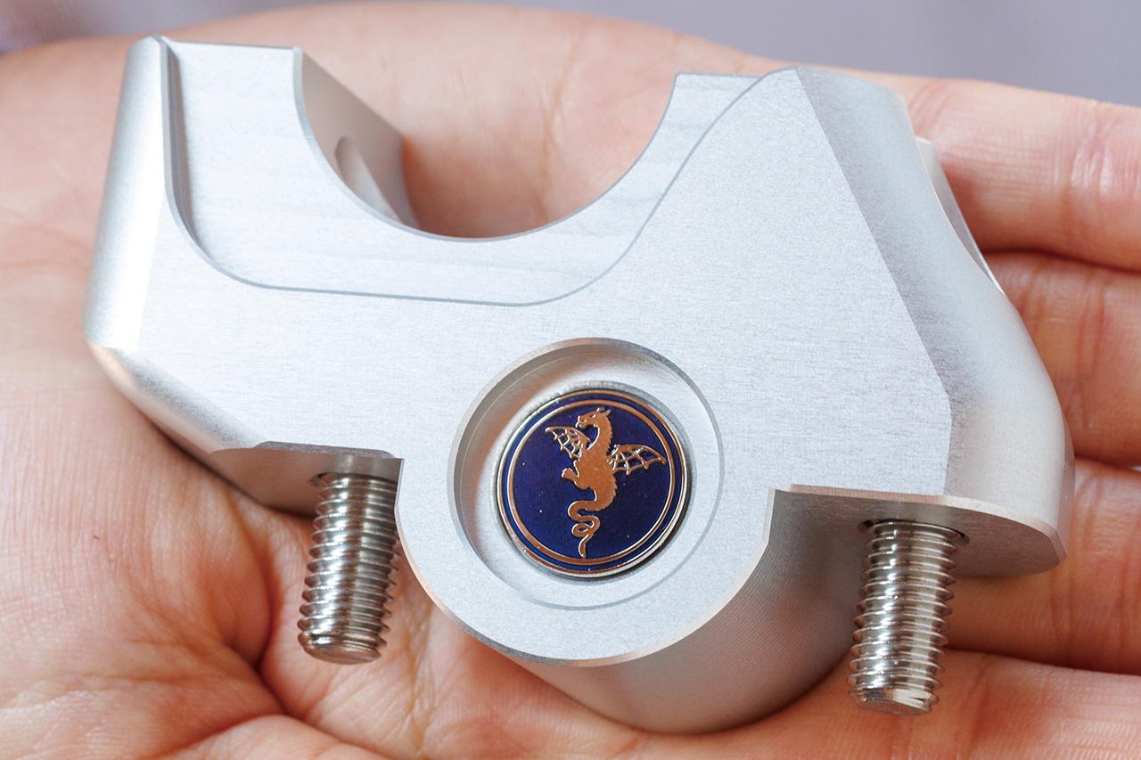画像: r’s gear アクティブ コンフォート ・ハンドルブラケット 税込価格:3万800円 適応車種: BMW R 1200 RS(2015〜2019年型)、R 1250 RS(2019〜22年型・2023年型〜) 販売元: アールズギア